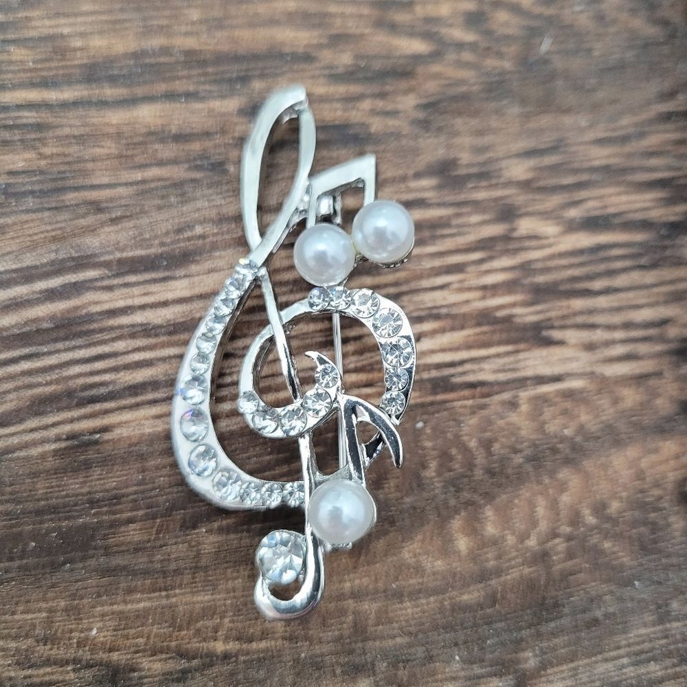 Brand New Silver Music Sign Rhinestone Pin Brooch